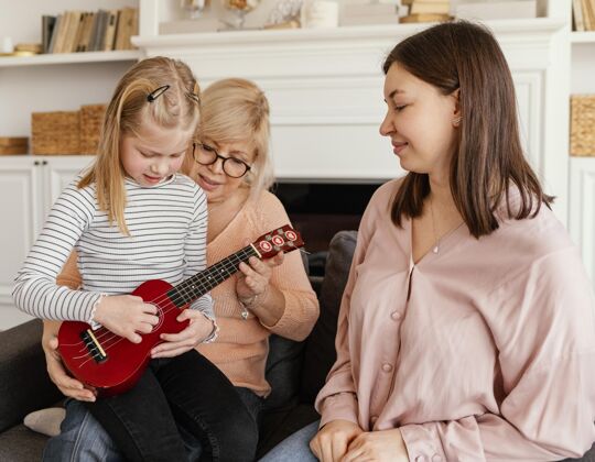 一起弹吉他的中枪女孩孩子祖父母女人