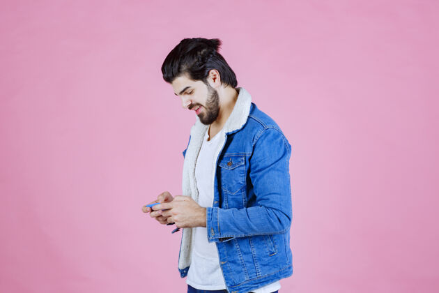 成人穿蓝色夹克的男人在电话里留言或评论年轻人会议促销