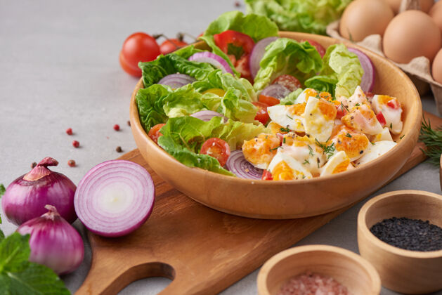 油饮食菜单健康的新鲜蔬菜沙拉西红柿 鸡蛋 洋葱健康的膳食概念美味饮食生态