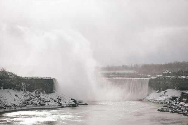 季节在加拿大安大略省的尼亚加拉瀑布 冬天的瀑布以树木为背景尼亚加拉安大略省冰