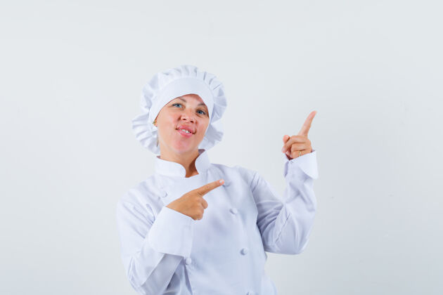 可爱身着白色制服的女厨师指着右上角 看上去很自信信心看优雅