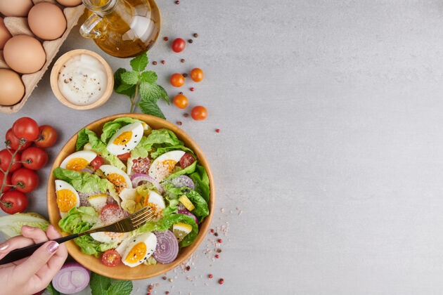 沙拉吃新鲜蔬菜和煮鸡蛋的健康沙拉的人特写食物美味