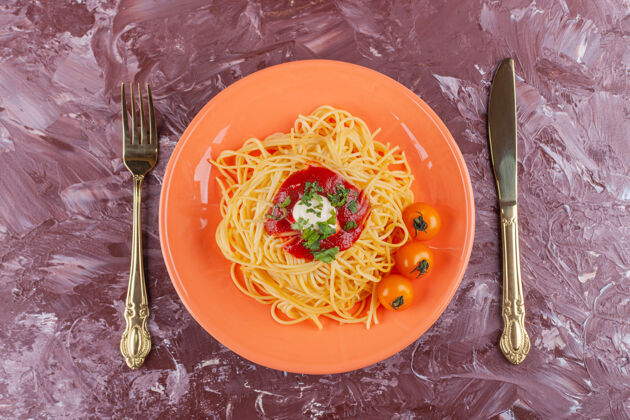 意大利面美味的五颜六色开胃意大利面配番茄酱和新鲜的黄樱桃番茄酱汁烹饪盘子