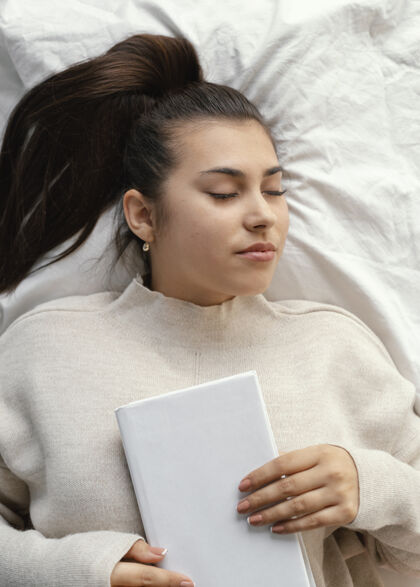 休闲中枪熟睡的女人在床上看书教育书籍俯视