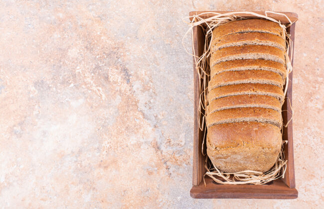 谷类一盒小麦面包 放在大理石桌上面包面团营养