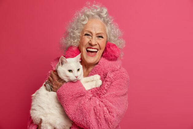 关系幸福的皱纹时尚奶奶与美丽的猫特写肖像祖母养老金奶奶