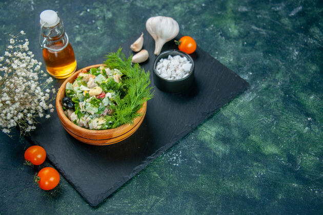 餐厅前视图蔬菜沙拉与绿色和大蒜在深蓝色的背景晚餐大蒜背景