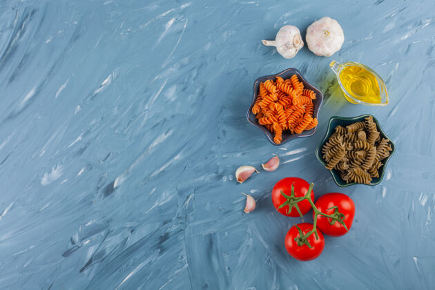 干一碗五颜六色的生螺旋面食 配上新鲜的红色西红柿和大蒜素不同生品种