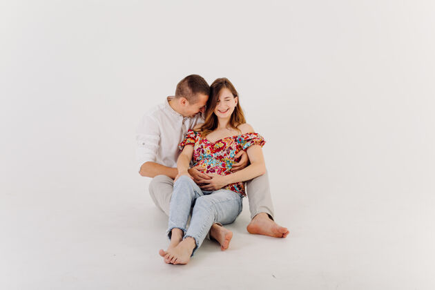 白种人快乐迷人的怀孕夫妇在摄影棚合影母亲生活家庭