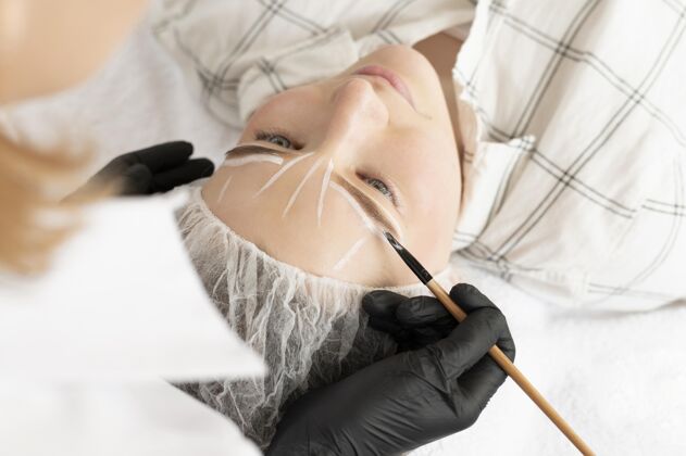 眉毛在美容院修眉毛的女人化妆品治疗过程