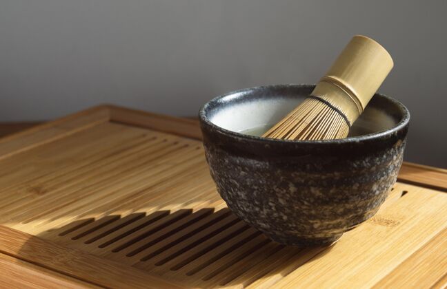 木刷木制托盘上的茶壶和茶具木托盘碗桌子