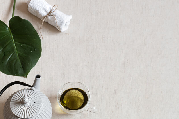 茶壶茶杯 茶壶和浴缸配件的简约组合健康和美丽的概念毛巾茶身体护理