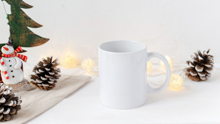 传统圣诞桌组成一杯茶 冷杉球果和装饰白墙仍然乡村农舍