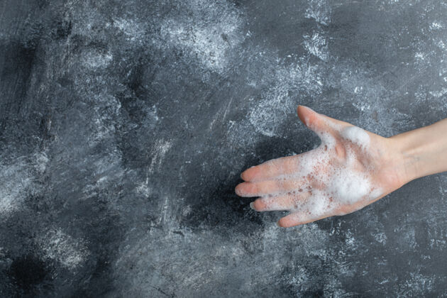 手手和肥皂泡显示手在大理石上预防医疗大流行