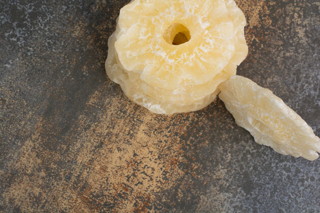 营养美味的干菠萝大理石背景高品质的照片大理石小吃食物