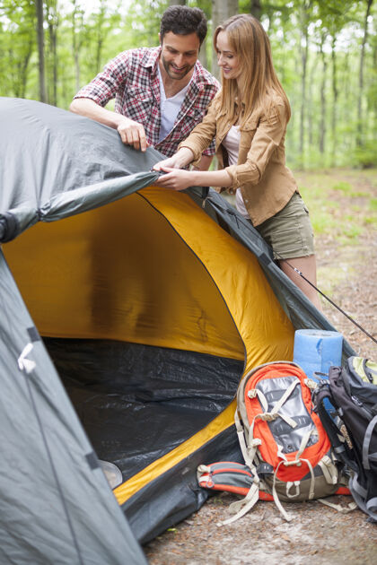 爱好一对情侣在森林里露营帐篷非都市场景团队合作
