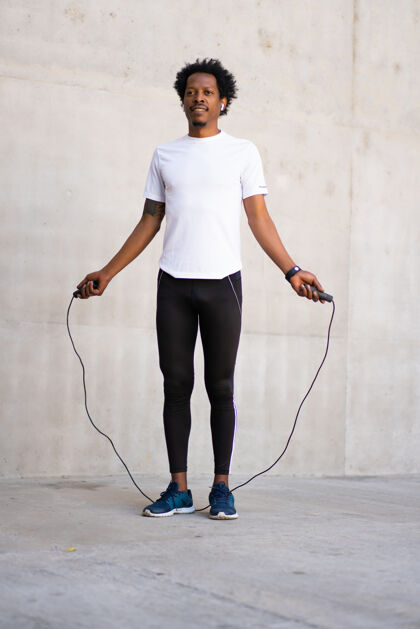 强壮在户外做运动和跳绳的黑人运动员健康锻炼运动