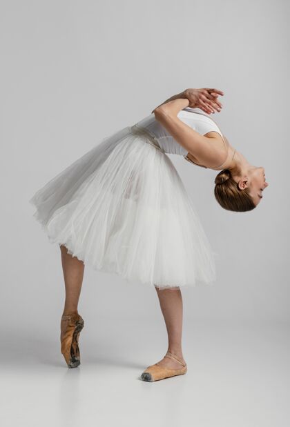 舞蹈穿着漂亮的白色裙子的芭蕾舞演员灵活移动芭蕾舞演员