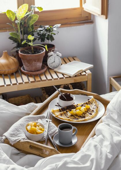 垂直床上的高角度美味早餐托盘菜肴烹饪美食