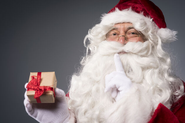 平安夜圣诞老人带着一个小礼品盒文化背景男性