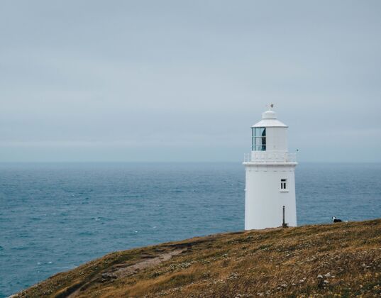 海洋英国的特雷沃斯海德灯塔可以看到美丽的海景岩石海岸悬崖