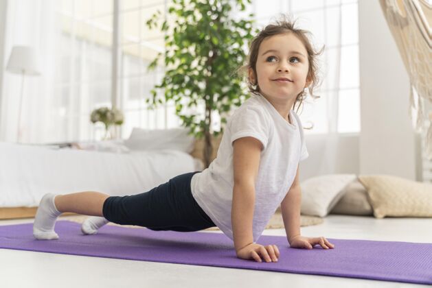 室内在瑜伽垫上全速训练的女孩运动水平健身
