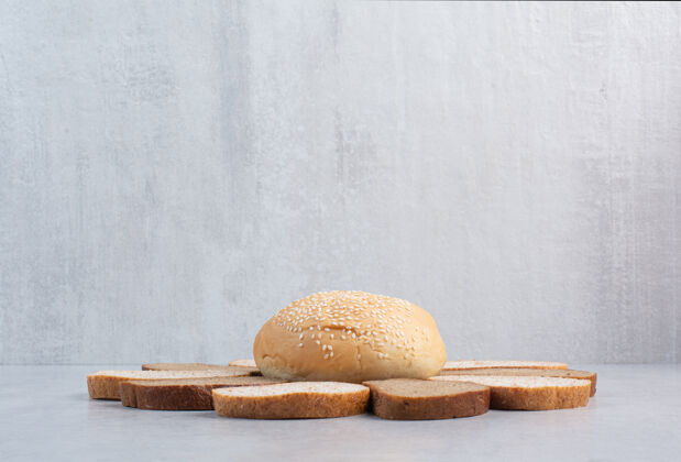 切蓝色背景芝麻面包片和小面包高品质照片自制谷类新鲜