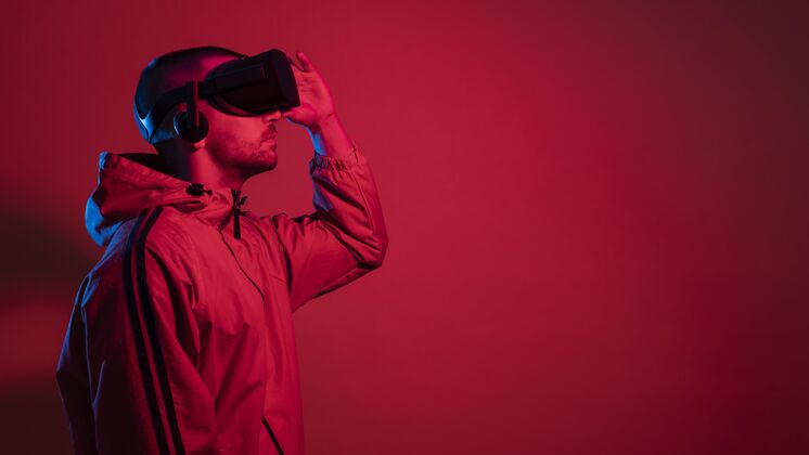 虚拟眼镜戴着虚拟现实装置的男人？有复制空间中镜头虚拟现实体验
