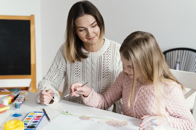 绘画中等身材女孩学画画课程绘画孩子