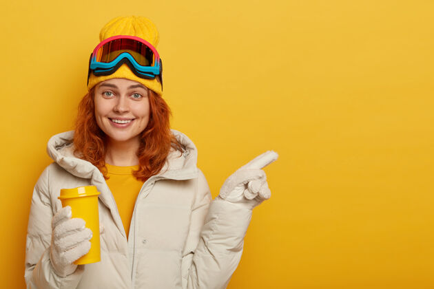 一件姜黄色头发的成年女性滑雪板运动员 在冬季享受热腾腾的比佛尔加 穿着滑雪服 在免费空间为您的宣传内容或文字点开女士女士指示器