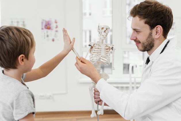 医生特写小孩玩骷髅病人健活方式