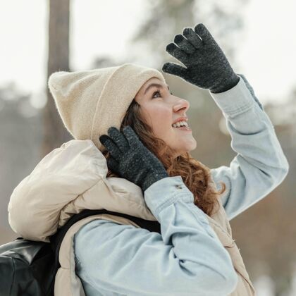 冒险特写戴帽子的女人冬季自然户外