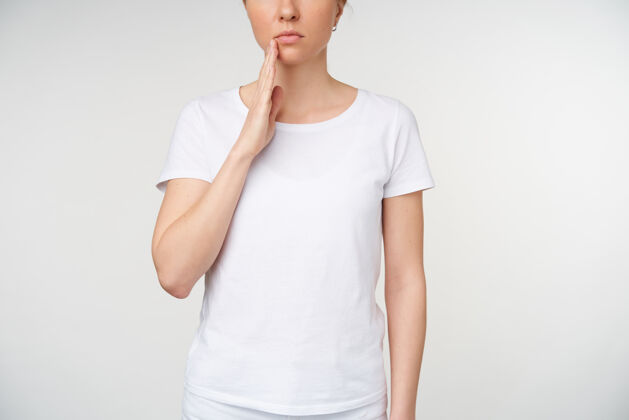 女性自然妆容的年轻女性的不规则镜头 在手语上显示单词woman的同时 保持手掌靠近嘴巴 在白色背景上孤立非语言语言举起