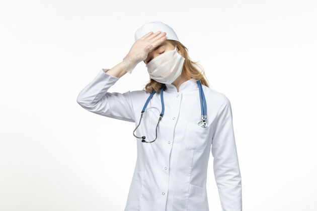 正面正面图年轻女医生戴防护无菌口罩因白色表面有冠状病毒药品医疗病毒