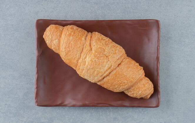 巧克力美味的羊角面包放在盘子里 大理石背景上高质量的照片甜食配料牙粉