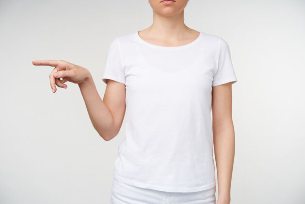 符号年轻女性的手保持食指水平 同时在手语上显示字母p 被隔离在白色背景上的不规则镜头翻译字母白色