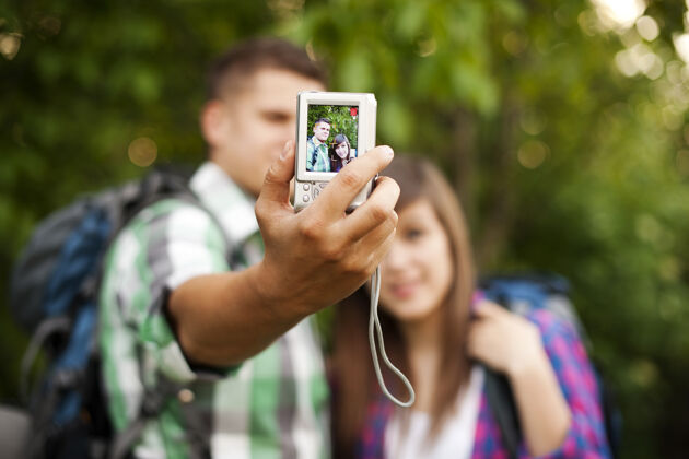 设备一对年轻夫妇在拍照记忆青少年拍照