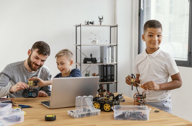 设备父子俩在做机器人工艺男孩技术
