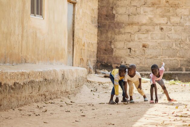 文化全镜头非洲男孩一起玩非洲男孩乡村