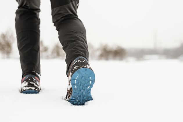 练习在雪地里走的时候把腿收起来健康运动运动