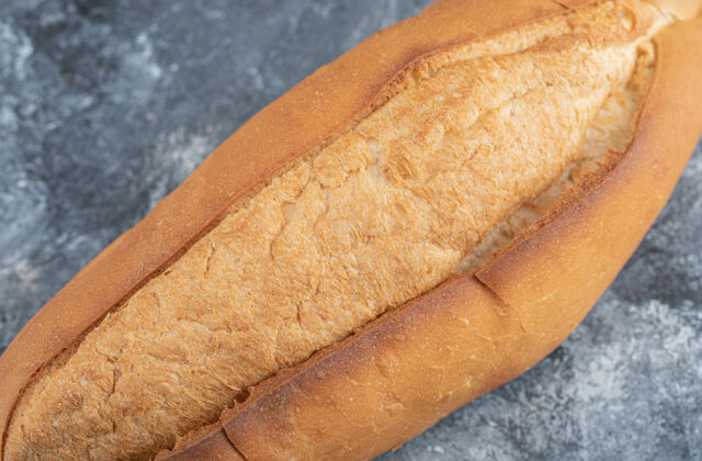 切割灰色背景上面包的照片高质量的照片烘焙面包早餐