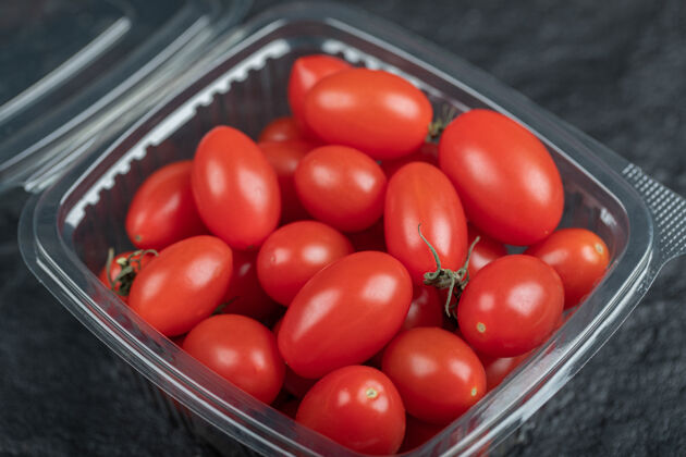 食用在塑料容器中的小红色西红柿的特写照片高质量的照片蔬菜小樱桃