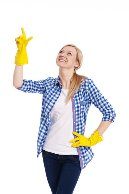休闲微笑的女清洁工指着上面防护手套指点向上移动