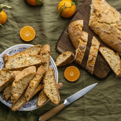 甜面包桌上有美味的橘子面包橘子甜点配料