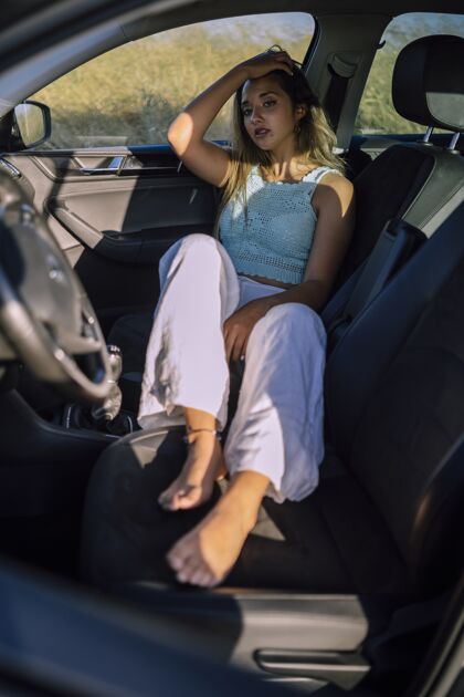 黑人一个年轻的白人女性在一个领域的汽车前排座位摆姿势的垂直镜头身体白种人白人