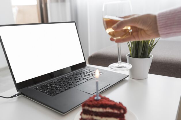 预防女人在家和朋友一起用笔记本电脑和饮料庆祝笔记本电脑女人Bff