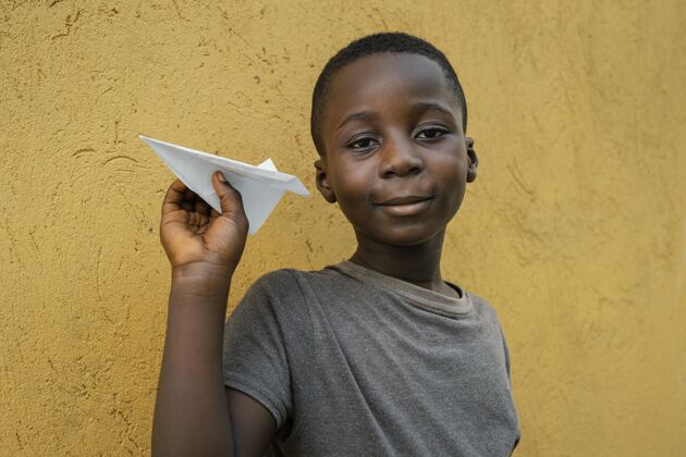 孩子非洲小男孩在玩飞机玩非洲玩