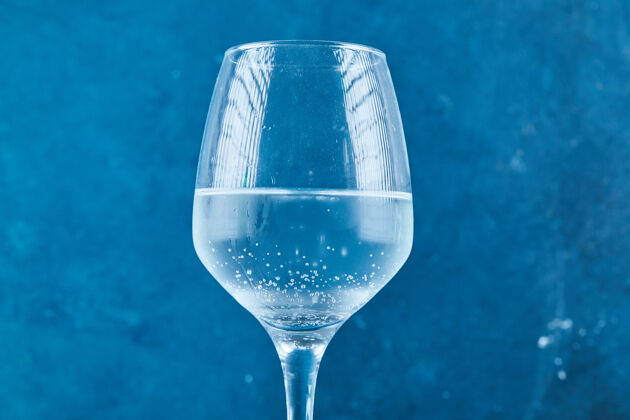 碳一杯蓝色表面的起泡水液体苏打水口渴的