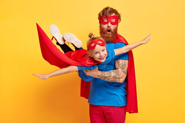 父亲姜父和姜女身着超级英雄的形象斗篷西装红发