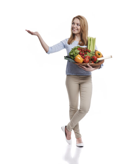 展示一个女人拿着装满健康食品的篮子展示在复制空间里金发促销窥视